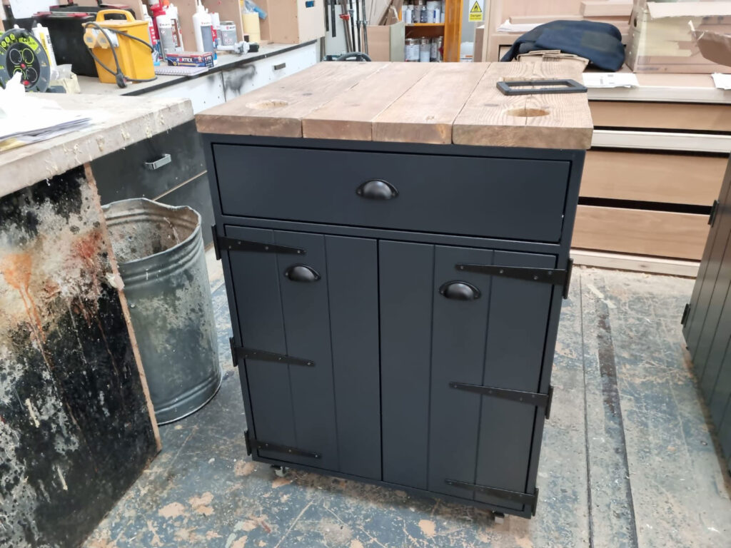 set-square-joinery-retail-clothes-units-swindon-national